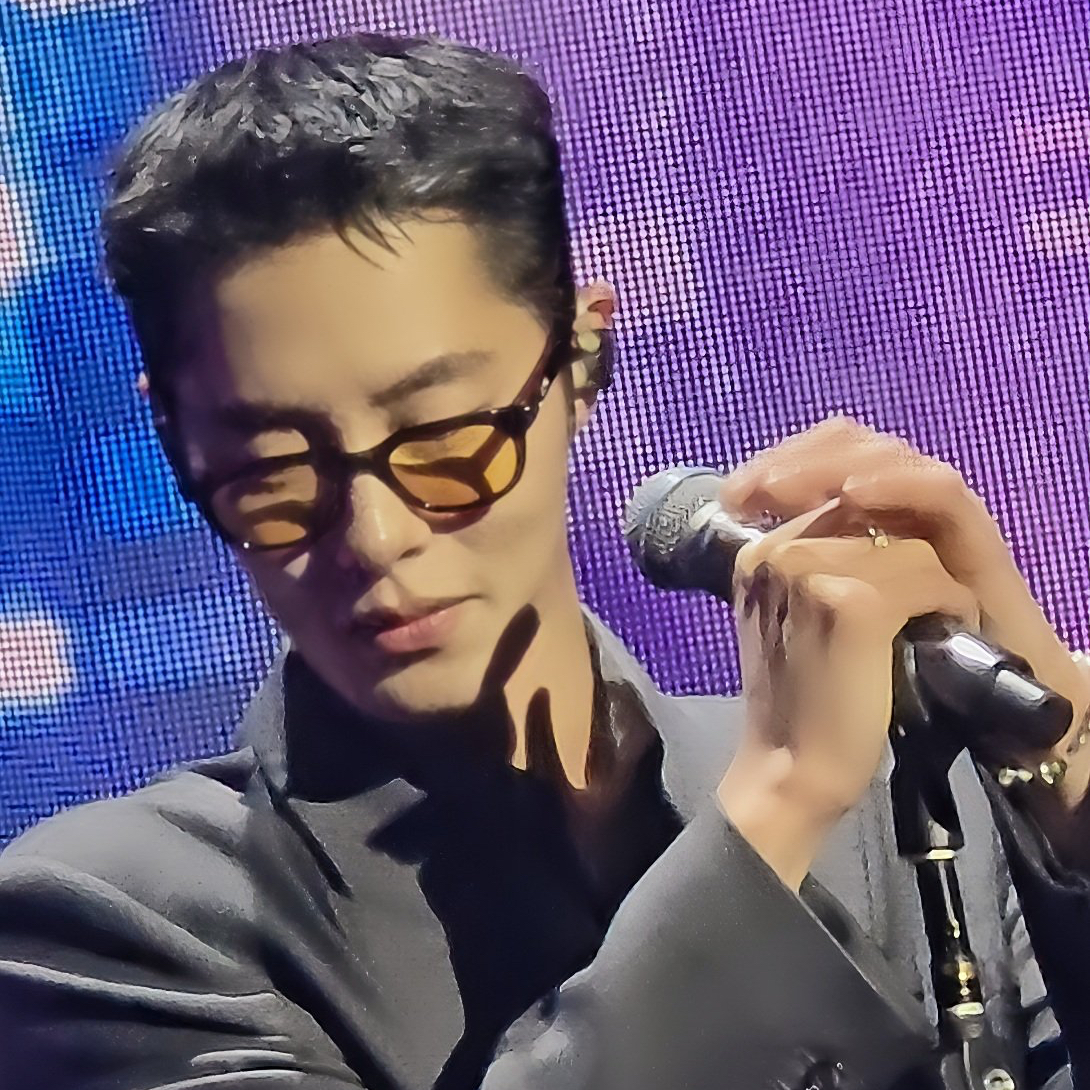 A moment captured by a fan of Lee Jaewook