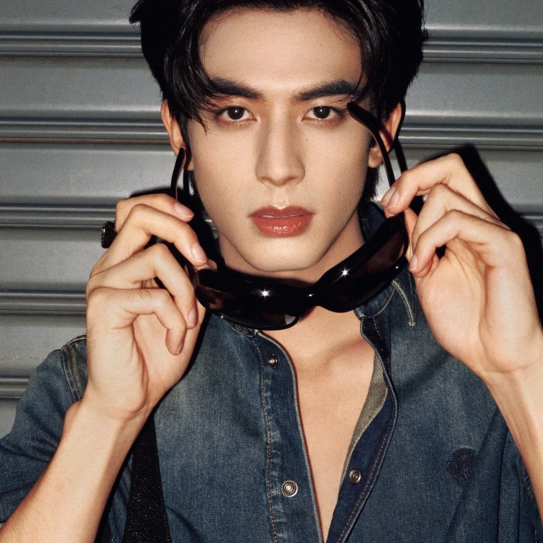 Latest photo of Song WeiLong