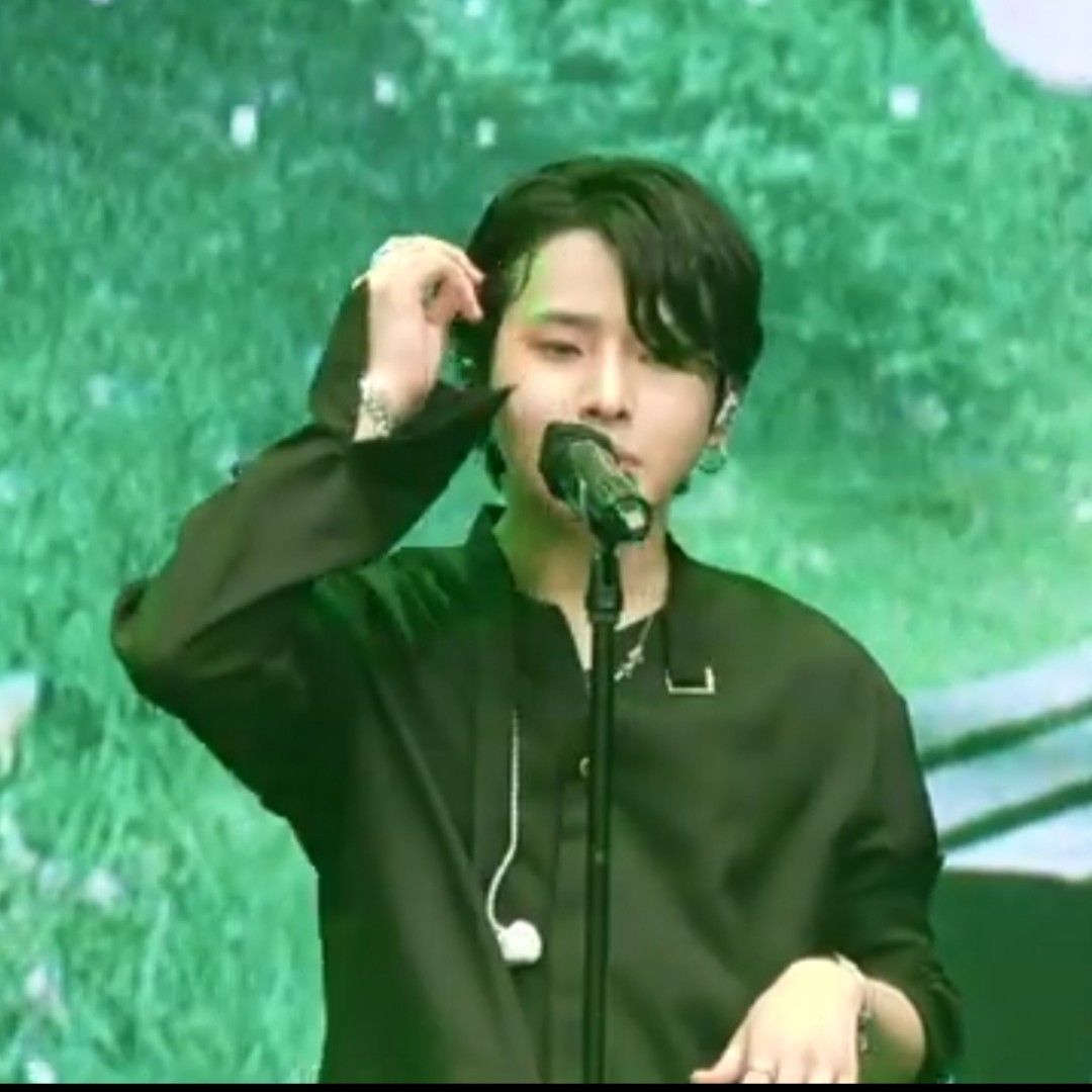 A moment captured by a fan of Seong Ri