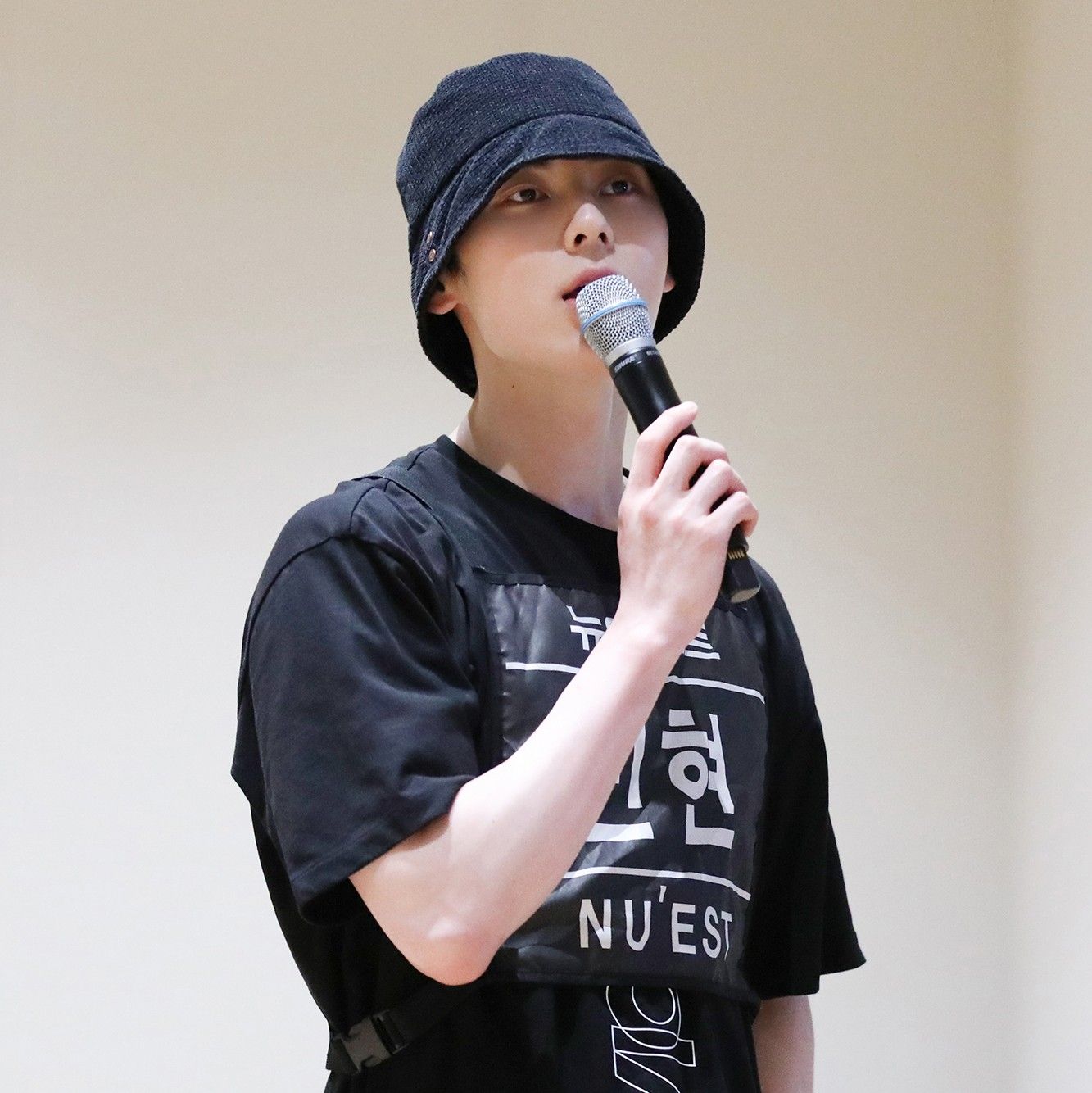 A moment captured by a fan of Hwang Minhyun