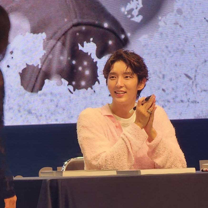 A moment captured by a fan of Lee Joongi