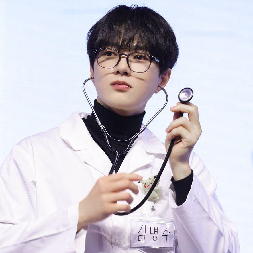 A moment captured by a fan of Kim Myungsoo (L)