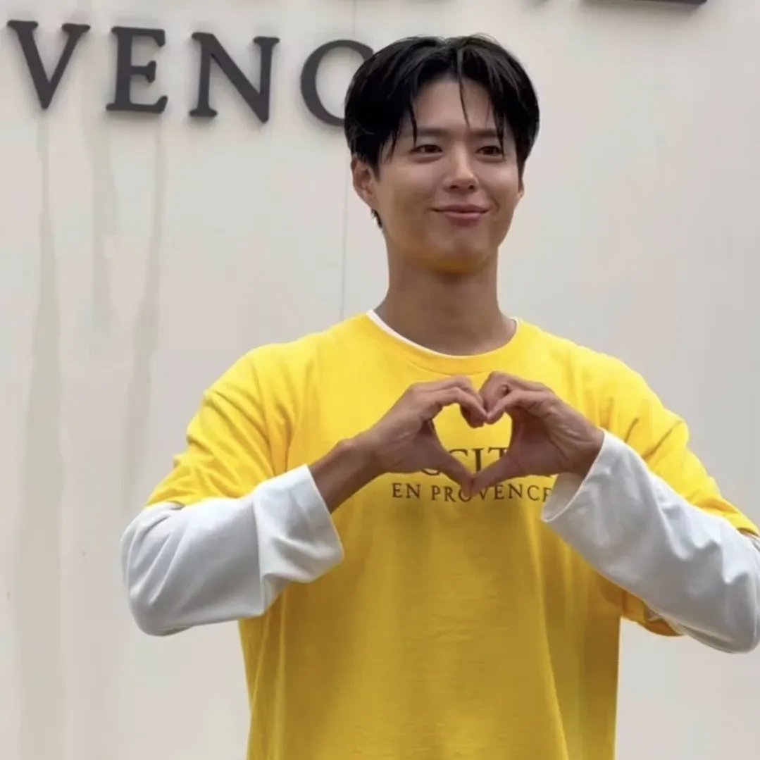 A moment captured by a fan of Park Bogum