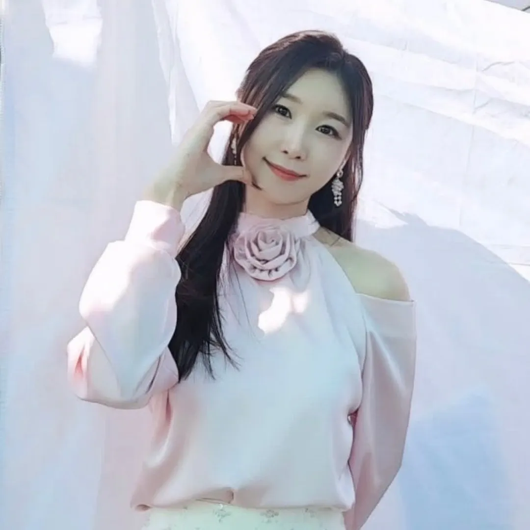 Behind-the-scenes cut of Lee Sona