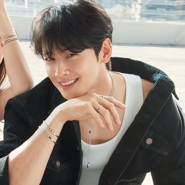 Behind-the-scenes cut of Cha Eunwoo