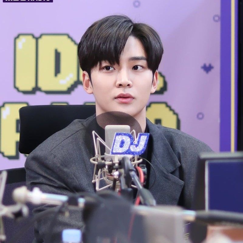 로운의 비하인드 컷