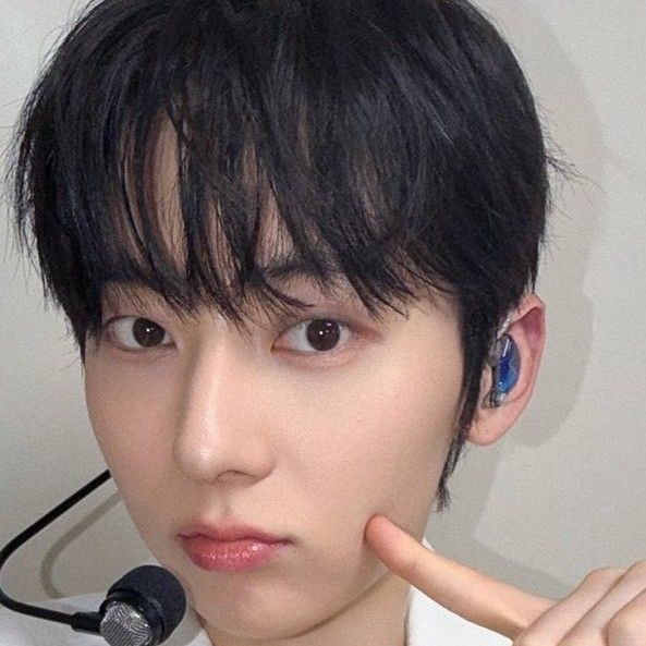 A moment captured by a fan of Hwang Minhyun