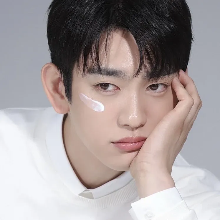 Behind-the-scenes cut of Park Jinyoung