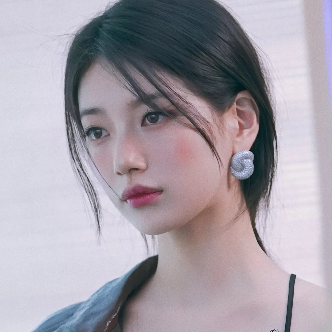 Behind-the-scenes cut of Bae Suzy