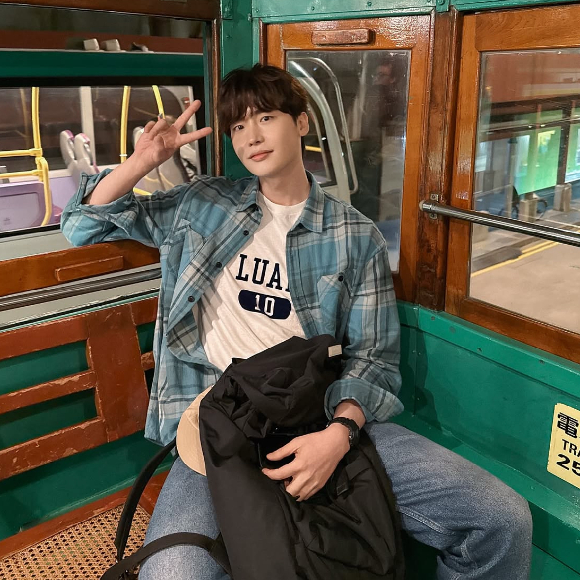 A moment captured by a fan of Lee Jongsuk