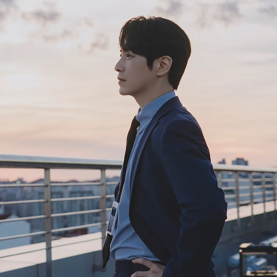 Behind-the-scenes cut of Lee Joonhyuk