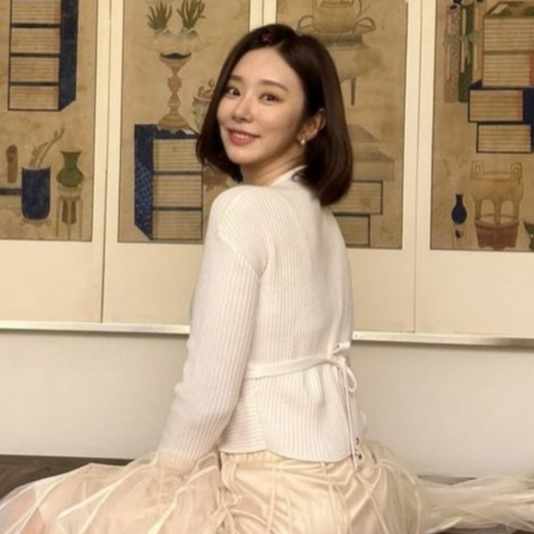 Behind-the-scenes cut of Lee Joobeen
