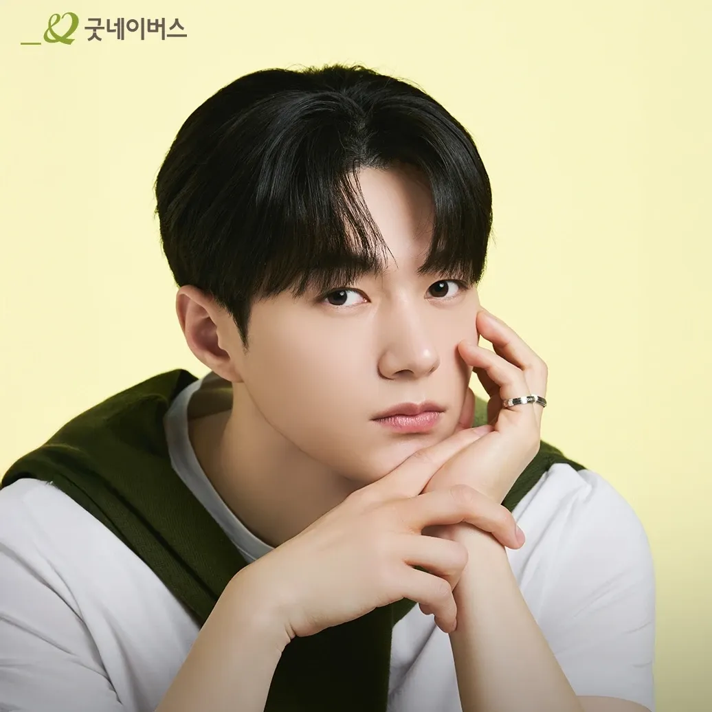 Behind-the-scenes cut of Kim Myungsoo (L)