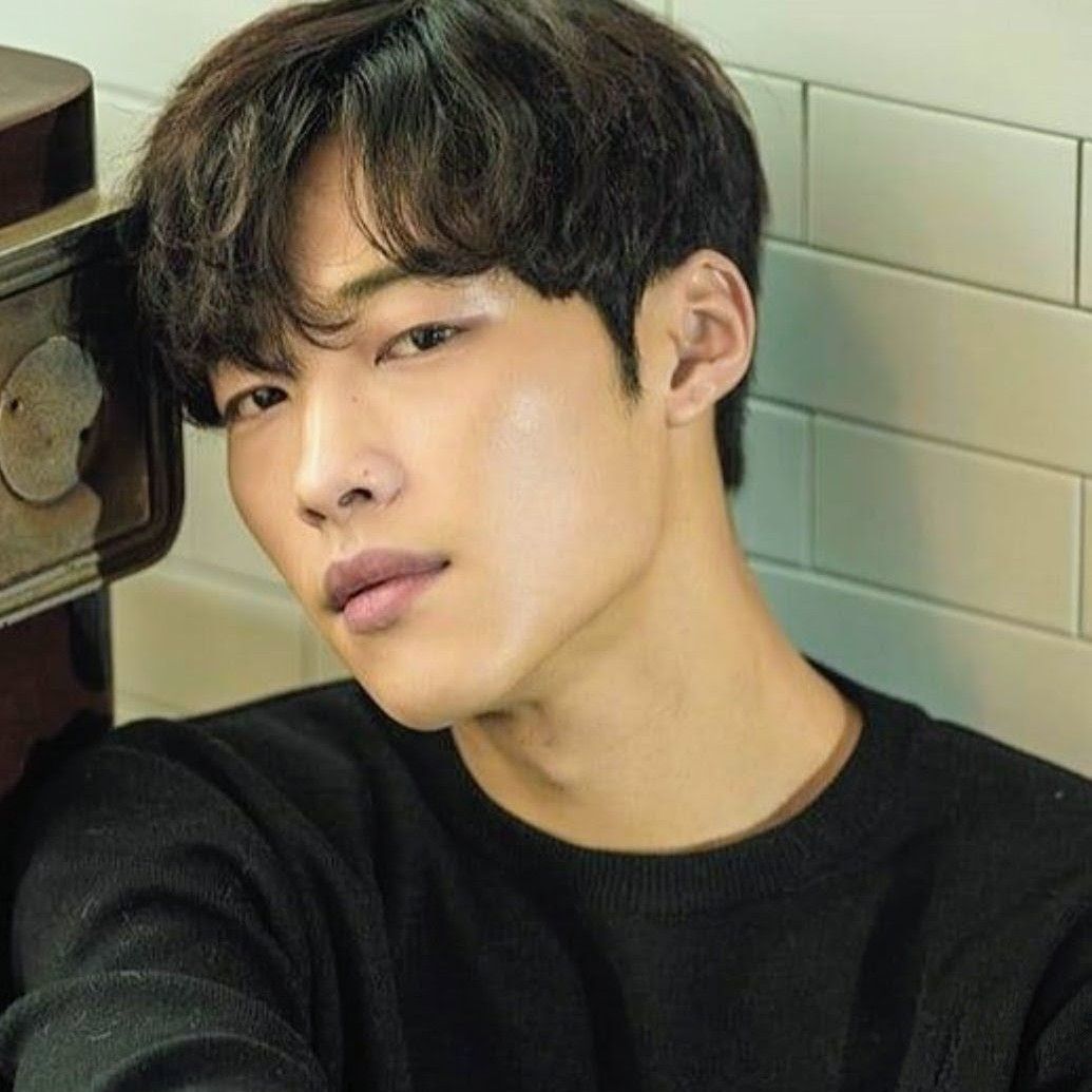 A moment captured by a fan of Woo Dohwan