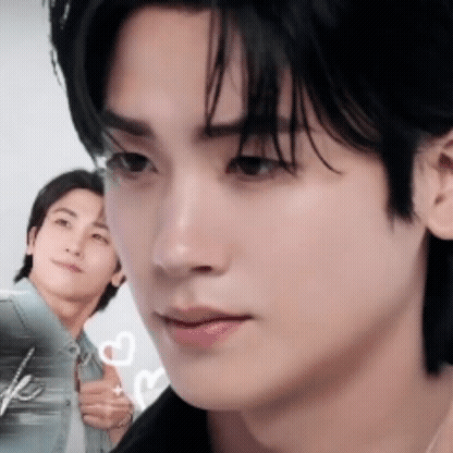 A moment captured by a fan of Park Hyungsik