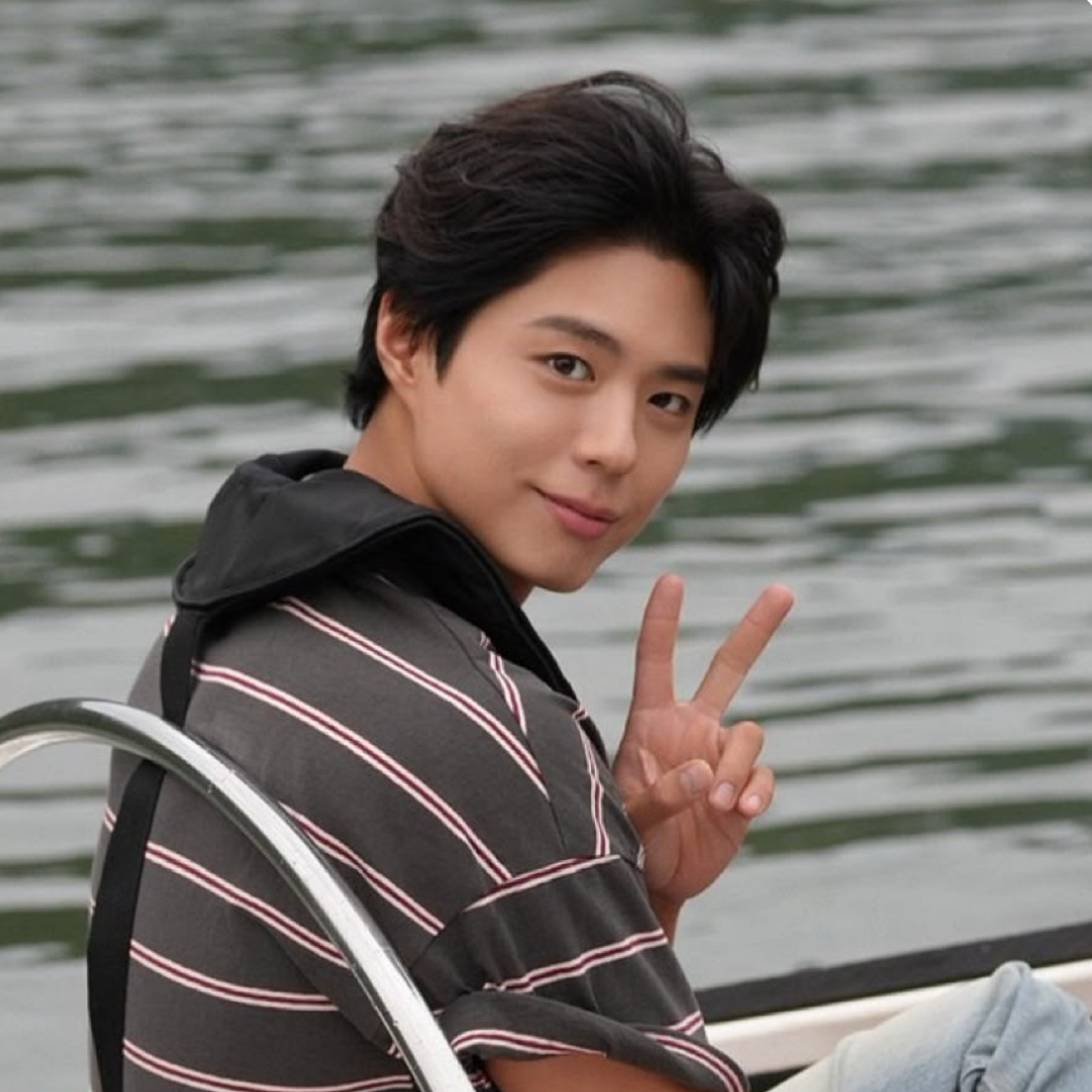 A moment captured by a fan of Park Bogum