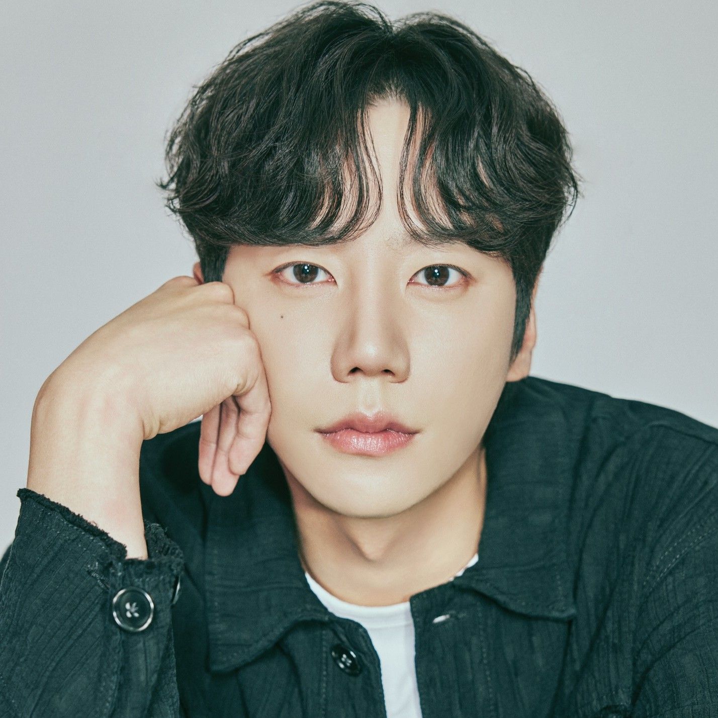 Behind-the-scenes cut of Lee Junyoung