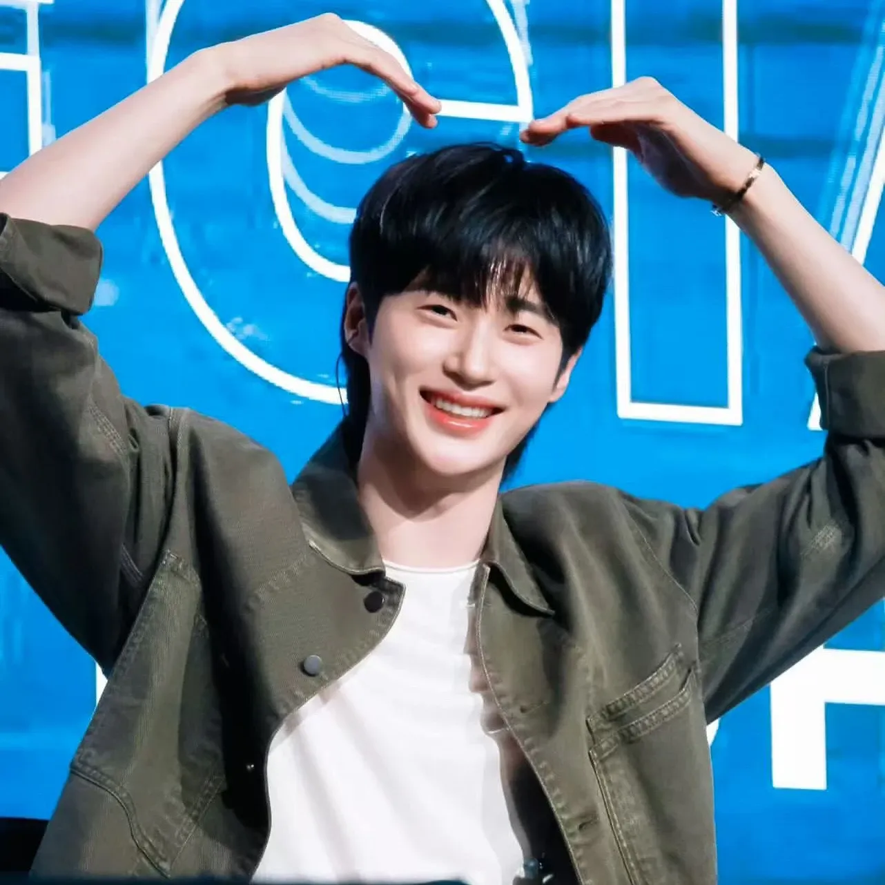 Behind-the-scenes cut of Byeon Wooseok