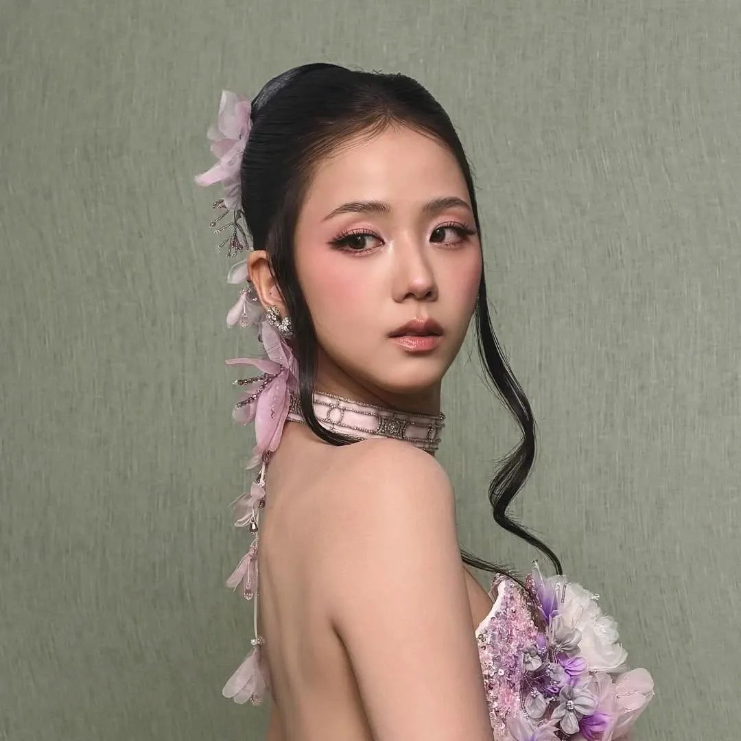 Behind-the-scenes cut of Jisoo (1995)