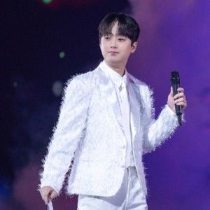 粉丝拍下的李灿元瞬间