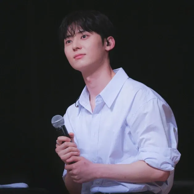 A moment captured by a fan of Hwang Minhyun