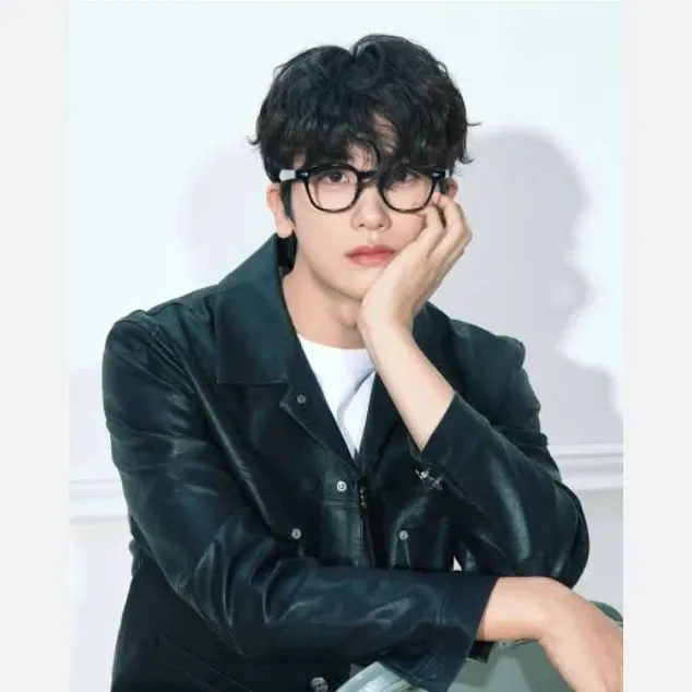 Behind-the-scenes cut of Park Hyungsik