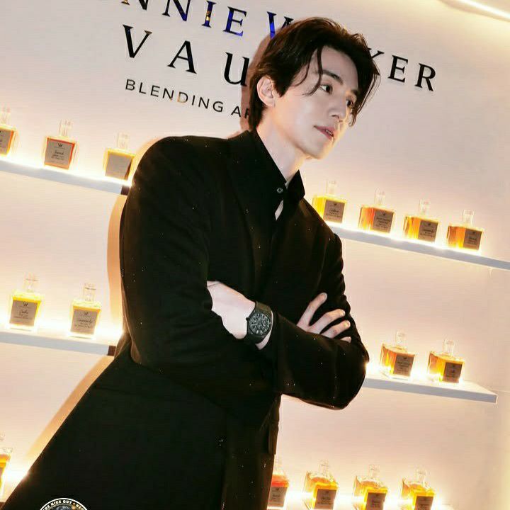 Behind-the-scenes cut of Lee Dongwook