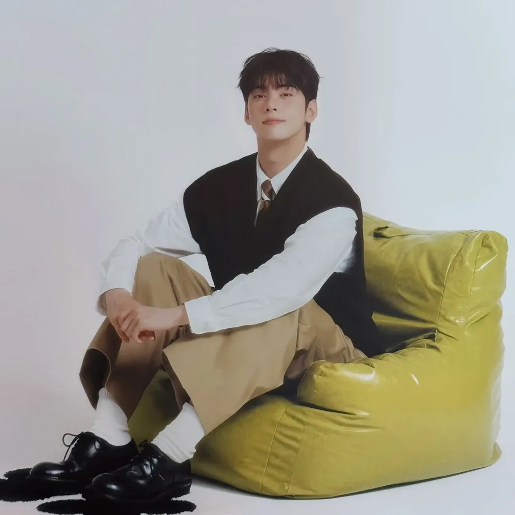 Behind-the-scenes cut of Cha Eunwoo
