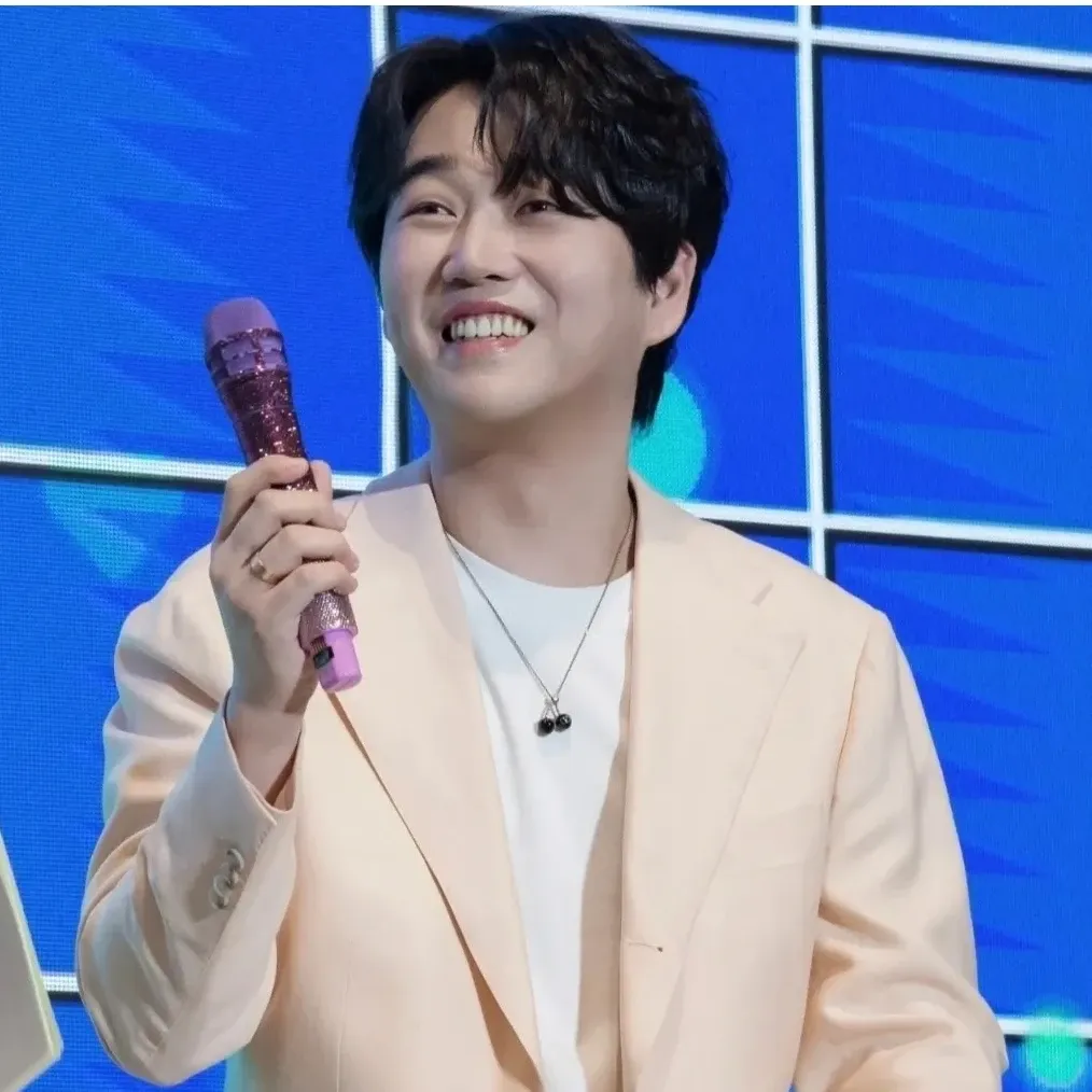 오늘 가장 핫한 셀럽 커뮤니티 피드