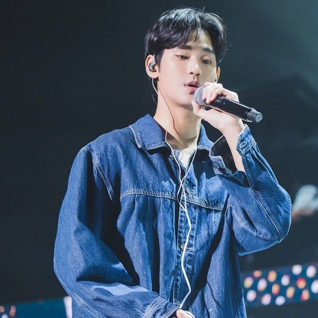 A moment captured by a fan of Kim Soohyun