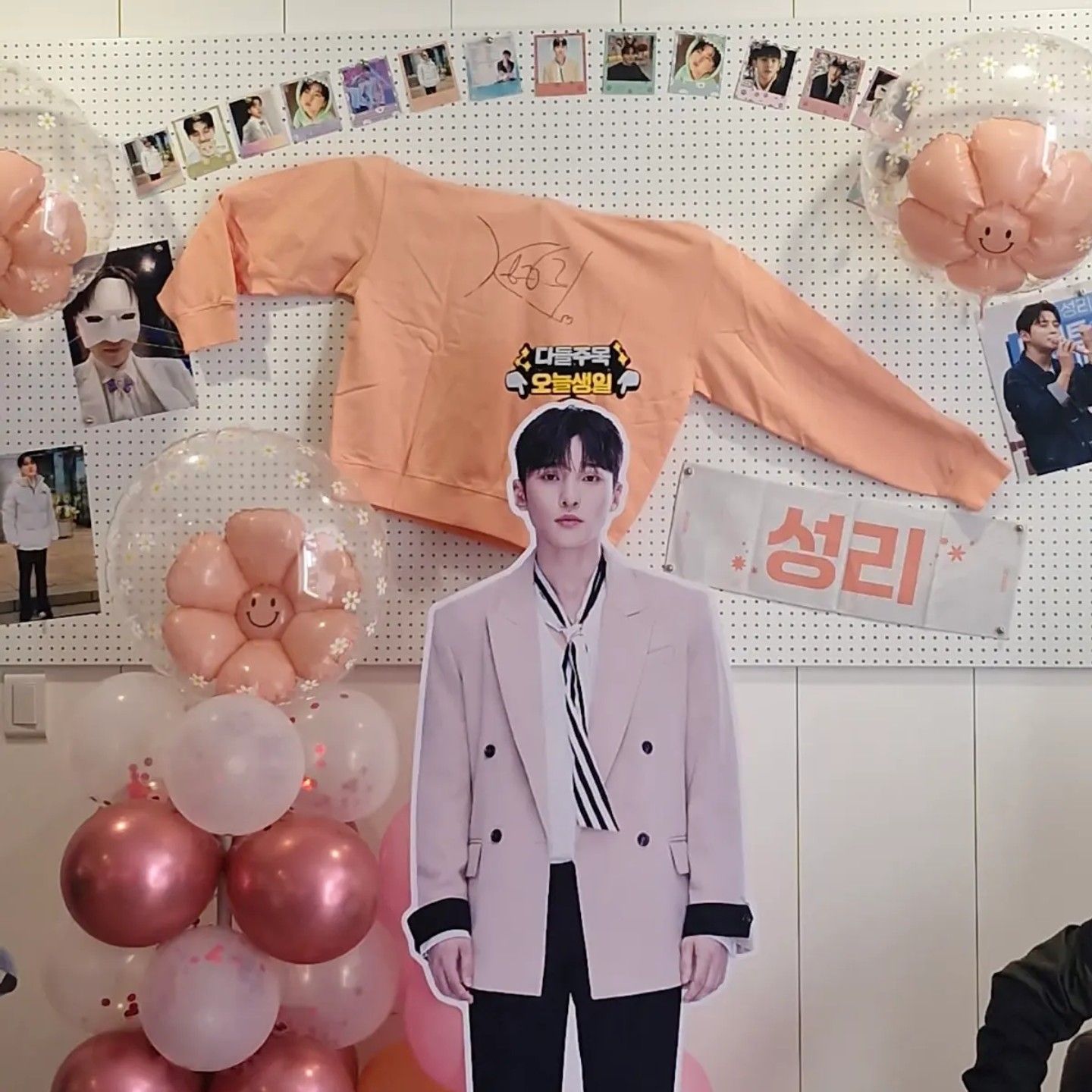 A moment captured by a fan of Seong Ri