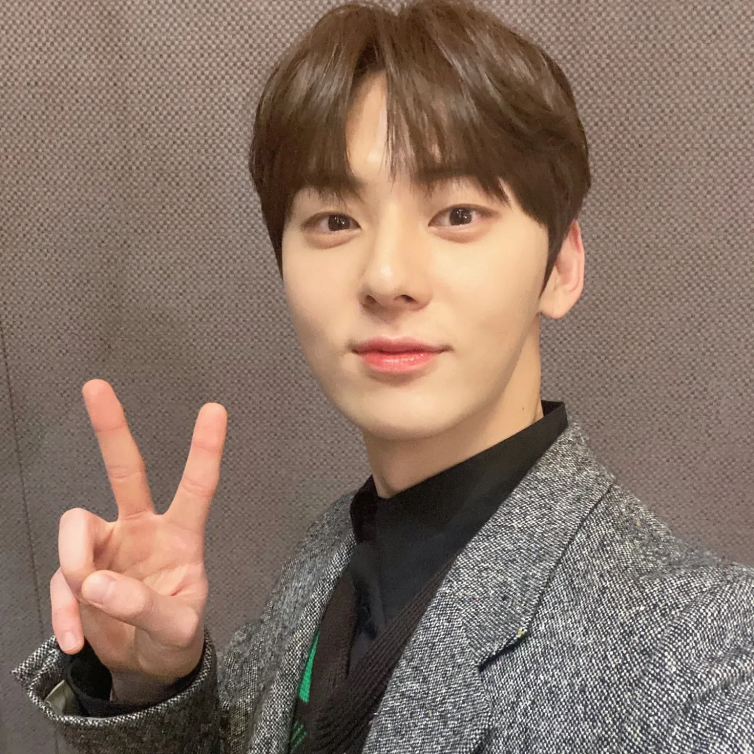 A moment captured by a fan of Hwang Minhyun