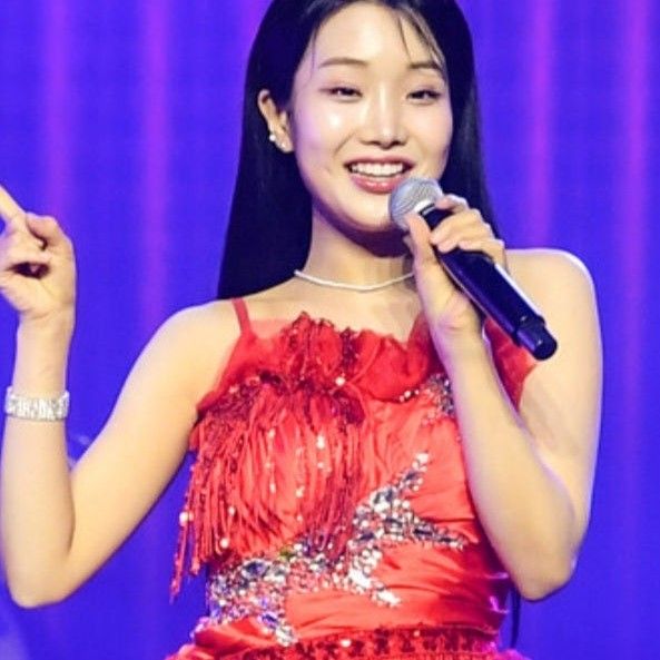 A moment captured by a fan of Kim Soyeon (2004)