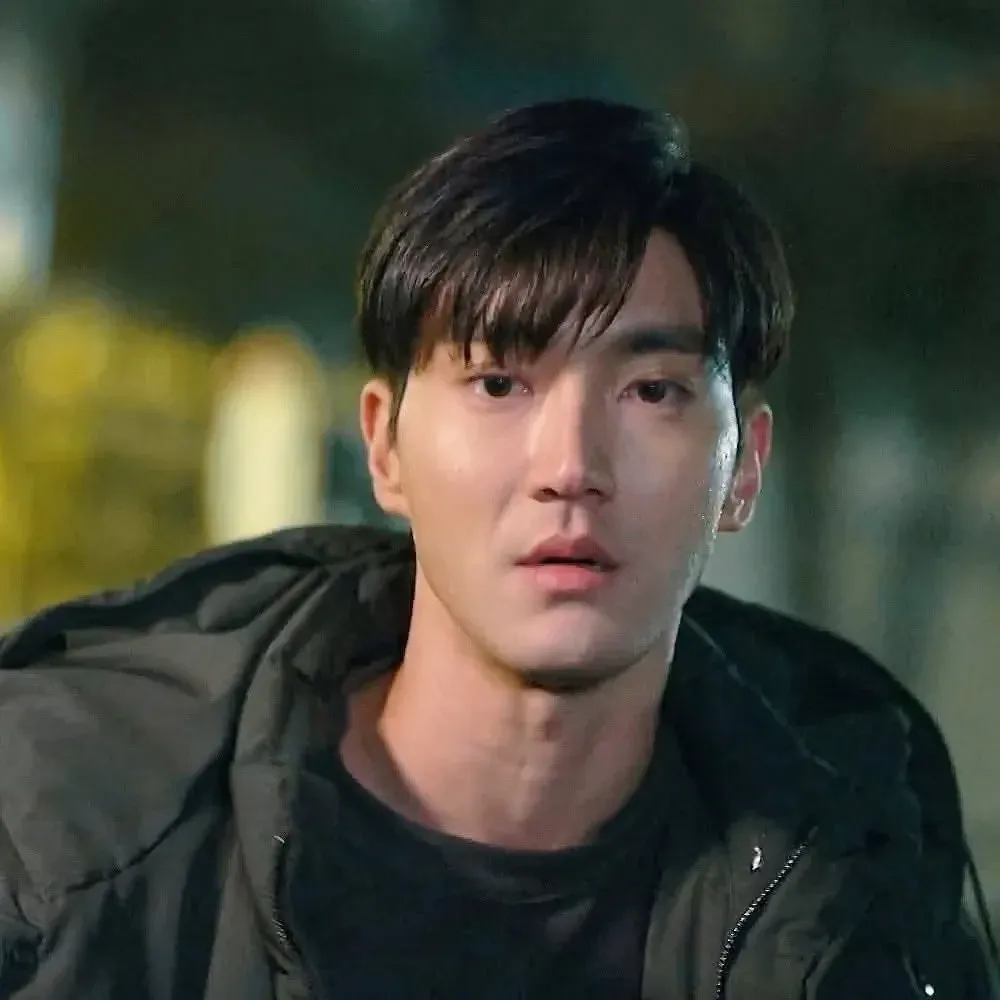 Recent activity shot of Choi Siwon