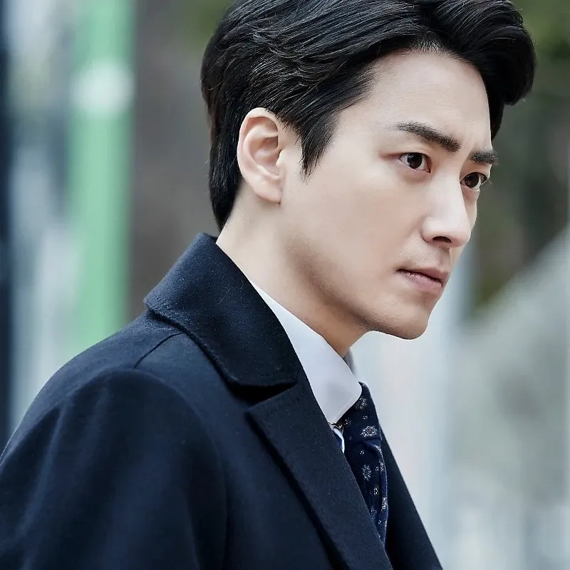 Behind-the-scenes cut of Lee Joonhyuk