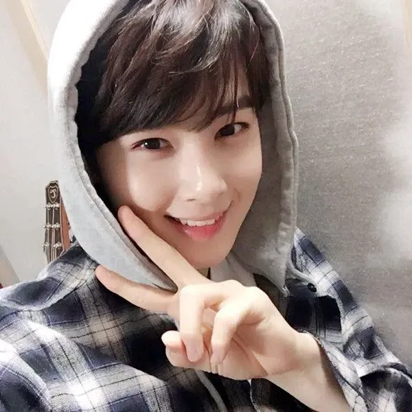 Behind-the-scenes cut of Cha Eunwoo