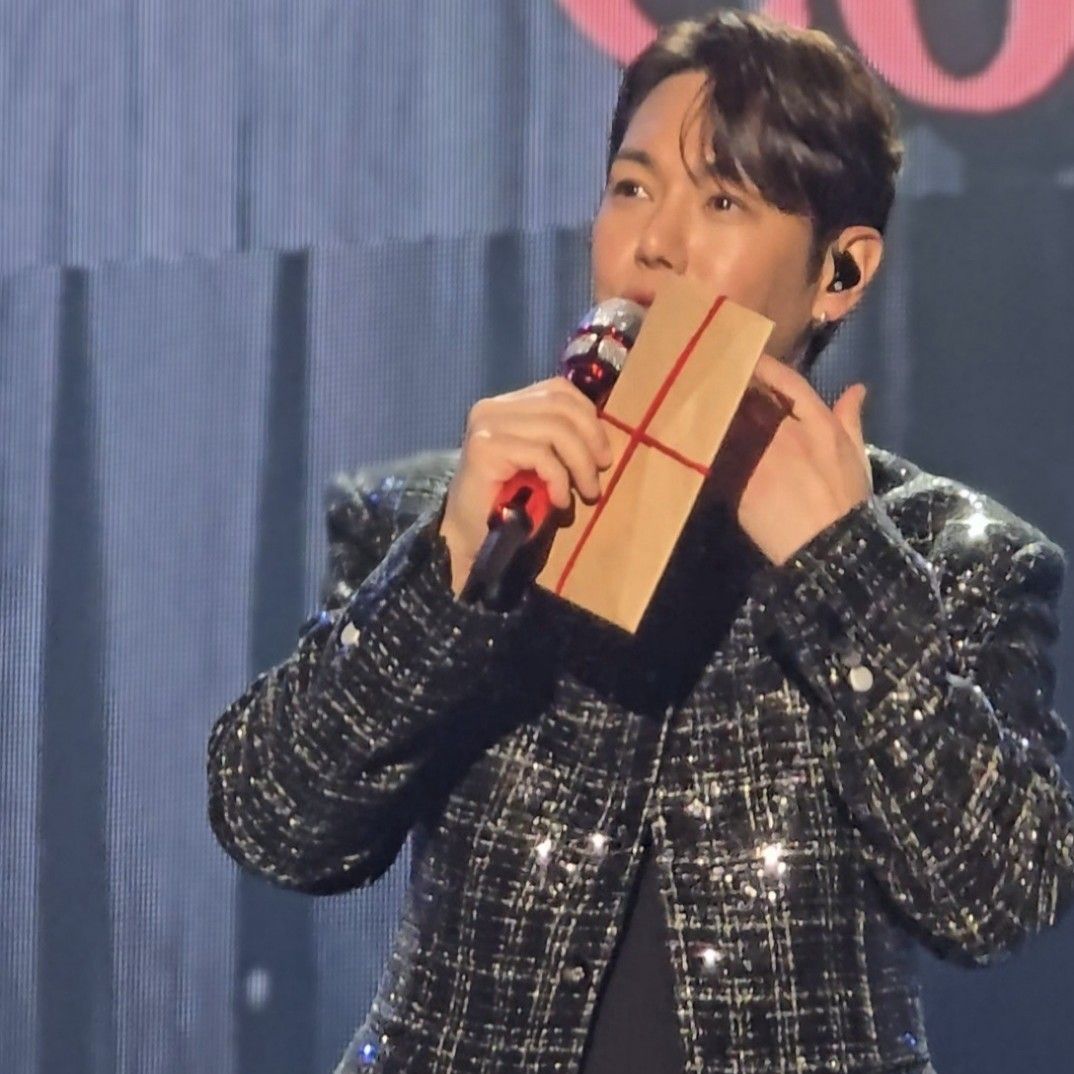 A moment captured by a fan of Hwanhee