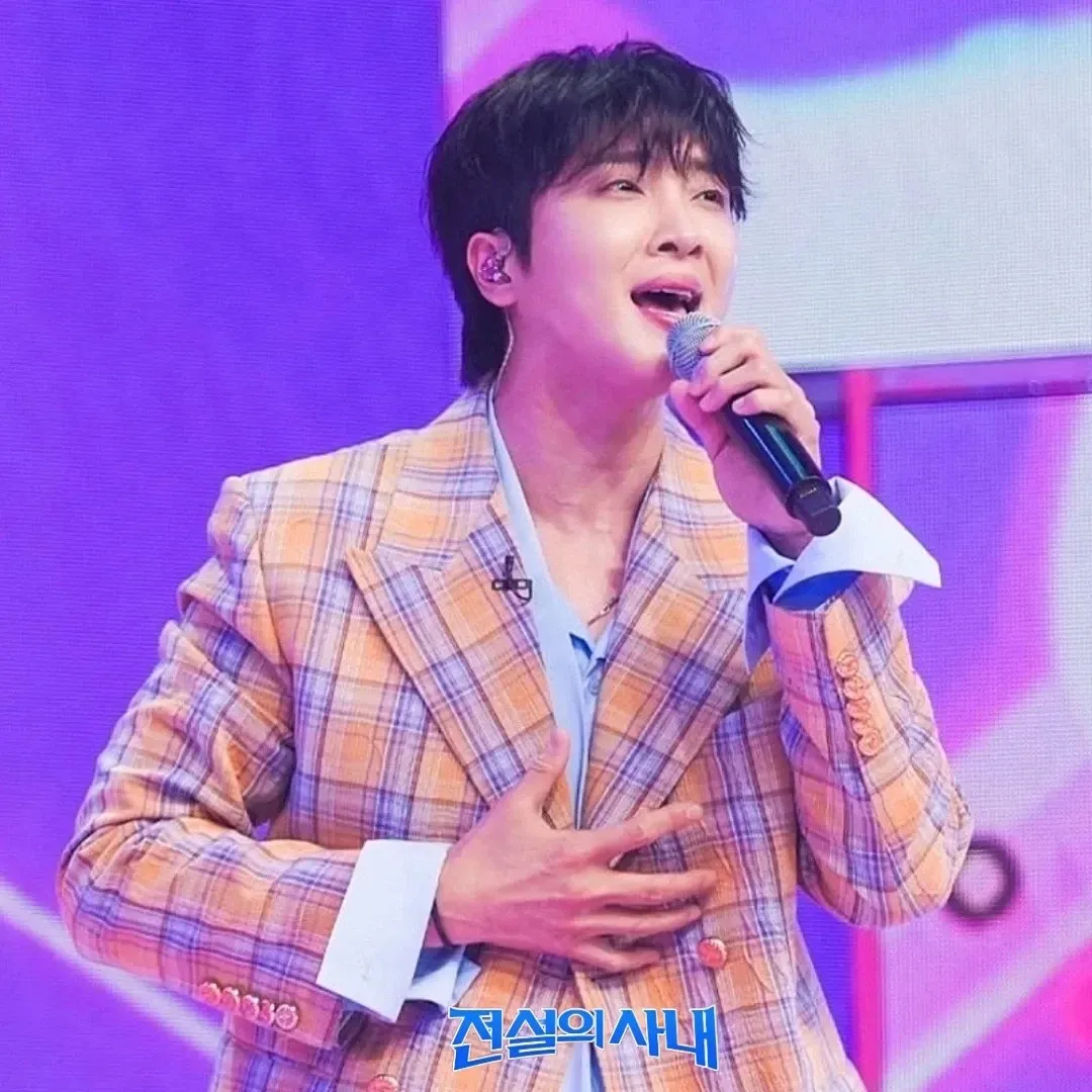A moment captured by a fan of Hwang Yunsung
