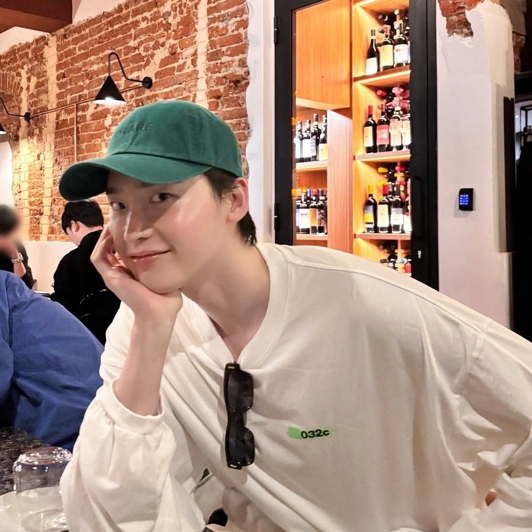 A moment captured by a fan of Lee Jongsuk