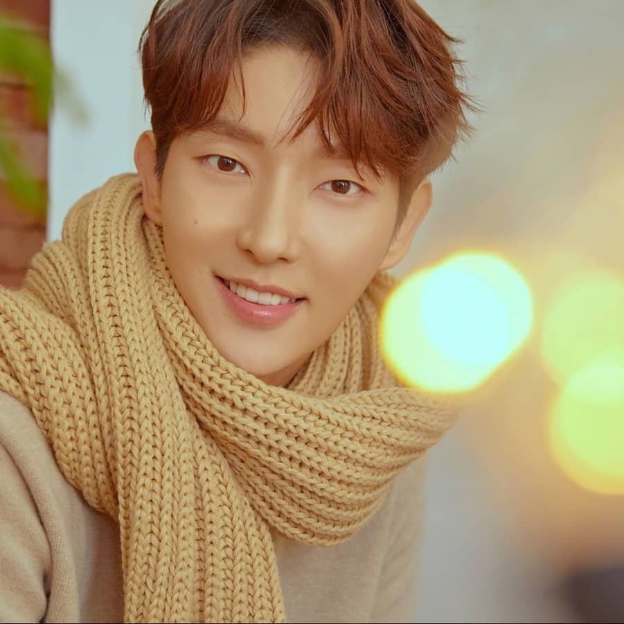 A moment captured by a fan of Lee Joongi