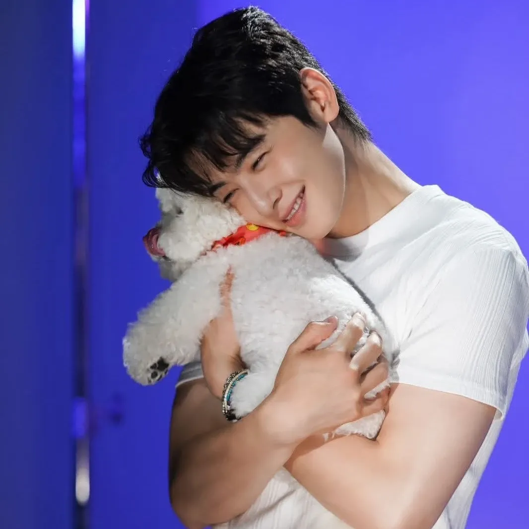A moment captured by a fan of Cha Eunwoo