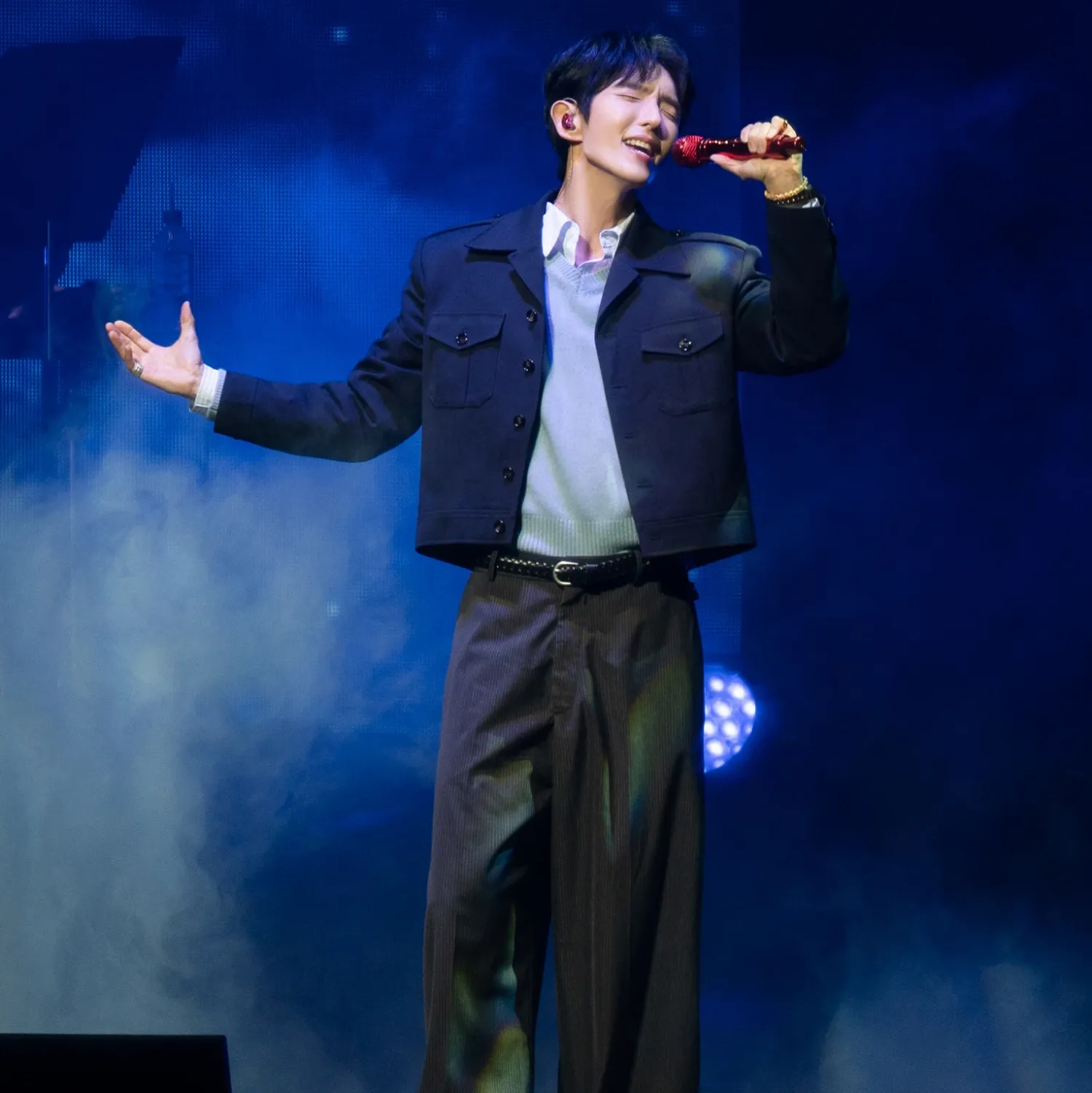 Behind-the-scenes cut of Lee Joongi