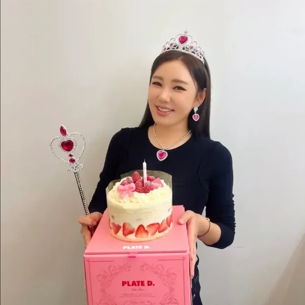 Popular profile photo of Song Gain loved by fans