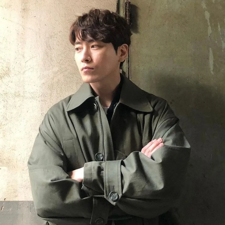 Behind-the-scenes cut of Lee Joonhyuk