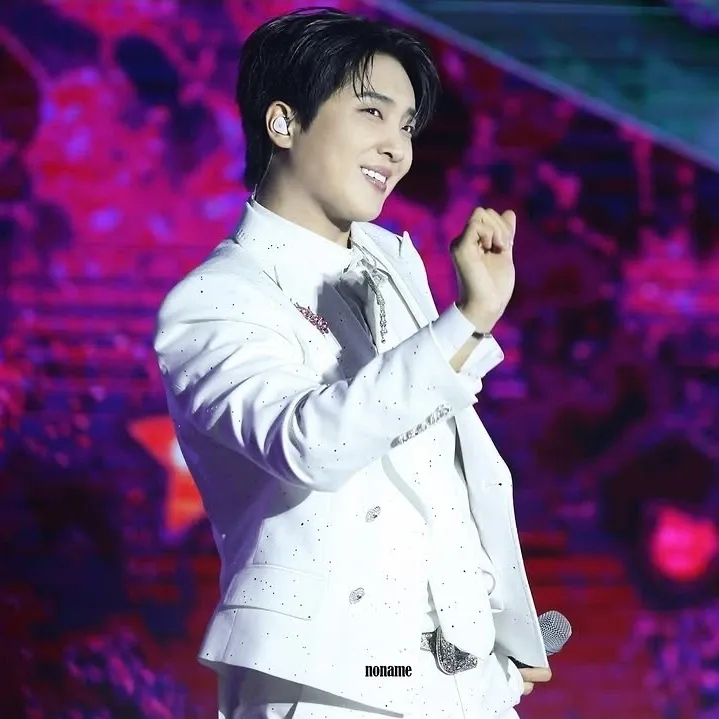 A moment captured by a fan of Hwang Yunsung