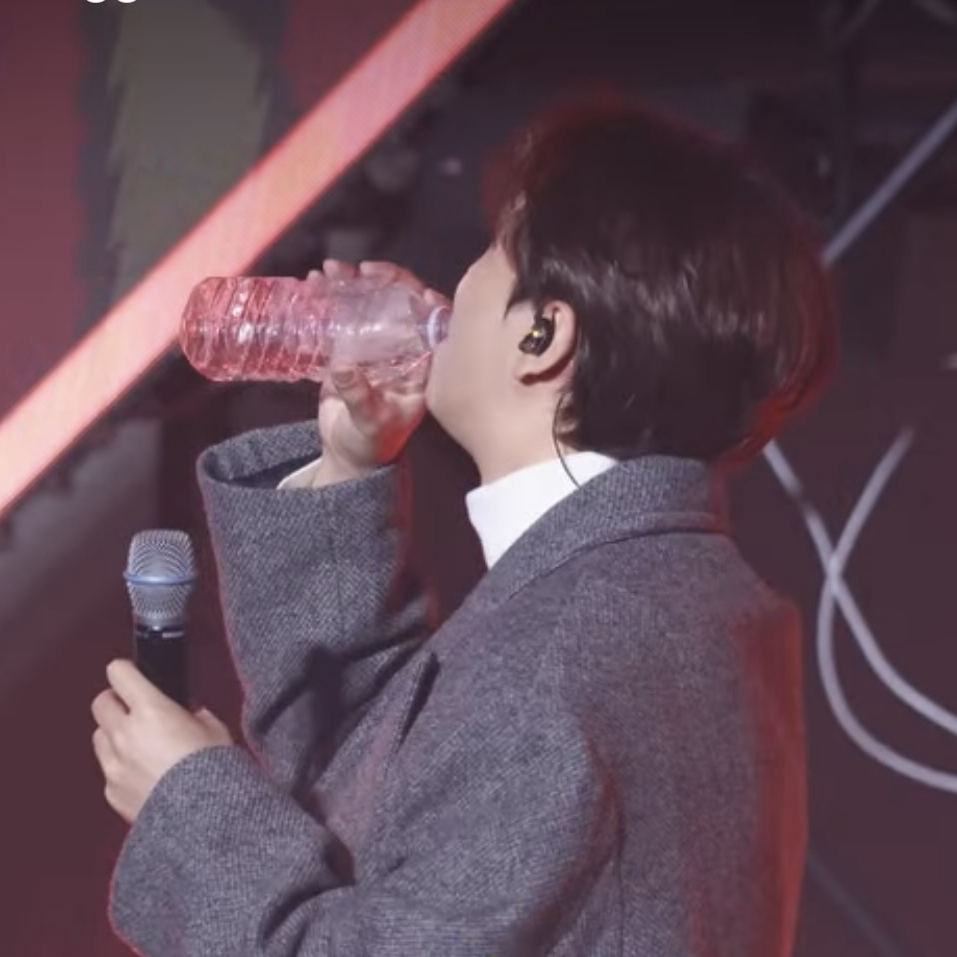 Behind-the-scenes cut of Song Minjun