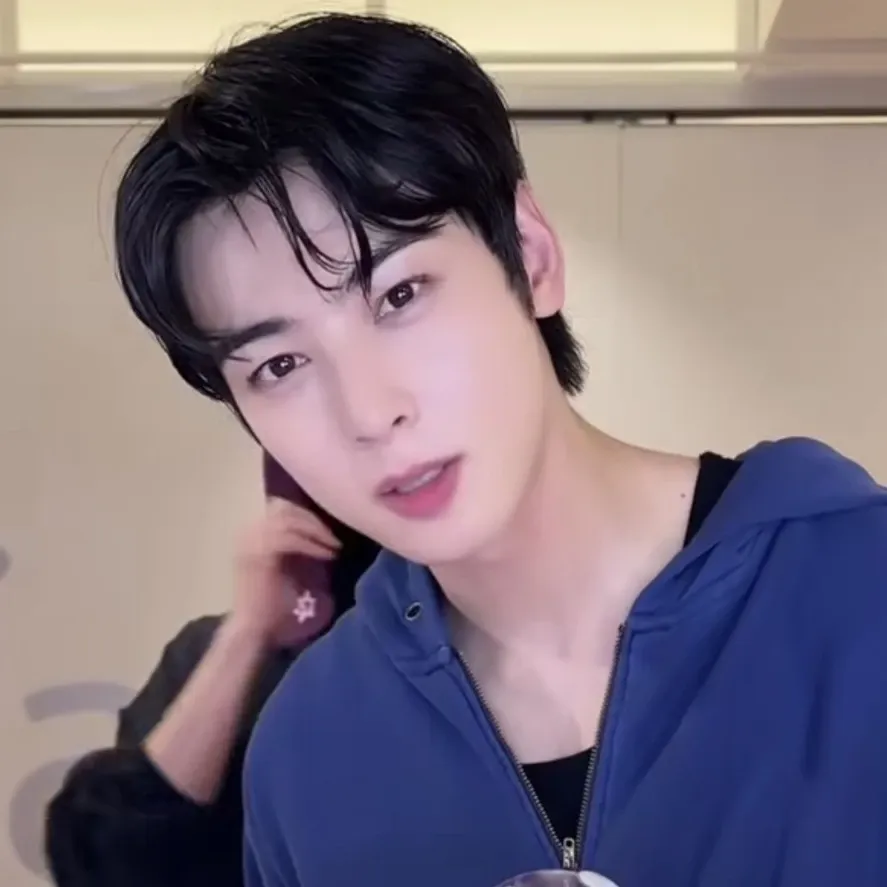 Recent activity shot of Cha Eunwoo