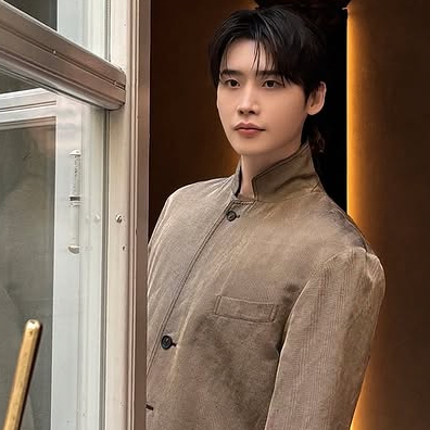 Recent activity shot of Lee Jongsuk