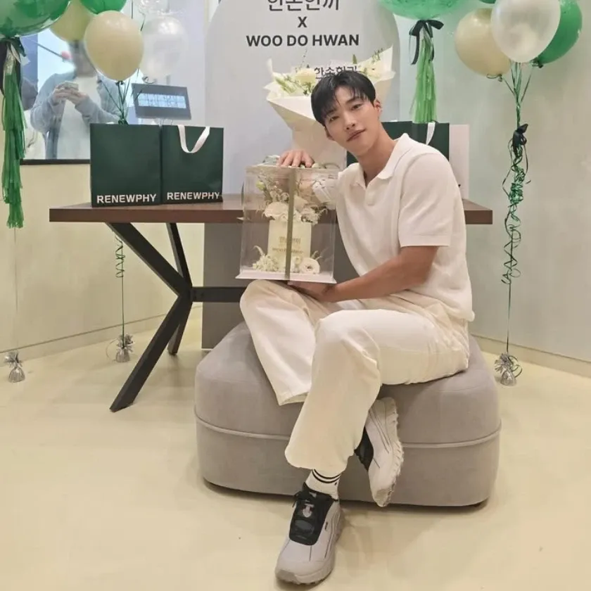 A moment captured by a fan of Woo Dohwan