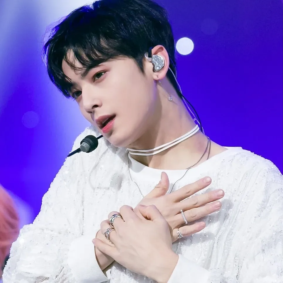 A moment captured by a fan of Cha Eunwoo